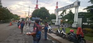 Usai Latihan Menembak, GANAS Bagikan 500 Takjil kepada Pengendara di Depan Markas Kodikmar Surabaya