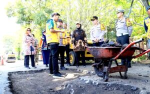 Jelang Mudik Lebaran, Pemkab Bojonegoro Perbaiki Ruas Jalan Berlubang
