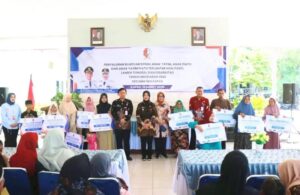 Wabup Bojonegoro Serahkan Santunan Anak Yatim dan Piatu