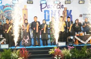 Setyo Wahono Berangkatkan Parade Oklik dan Pawai Obor Sewu