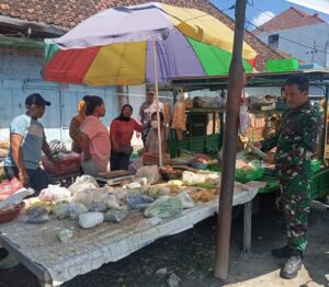 Akrab dengan Pedagang, Babinsa Kabuh Blusukan Pantau Stabilitas Harga Sembako di Pasar