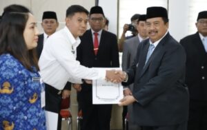 Lantik 23 PNS Baru, Bupati Warsubi, ASN Bukan Simbol Kekuasaan, Tapi Pelayan Masyarakat