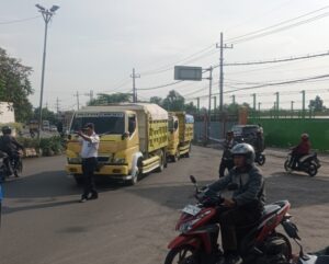 Aksi Cepat Dishub Jombang, Truk ‘Obesitas’ Dilarang Melintas di Embong Miring!