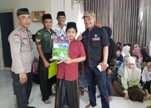 SPBU Sumobito Jombang Bagikan 1 Ton Beras Zakat Fitrah kepada Warga dan Santuni 60 Anak Yatim