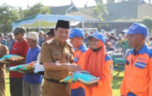 Tekan Dampak Kenaikan Harga Beras, Pemkab Jombang Kucurkan Bansos APBD untuk 2.495 Penerima