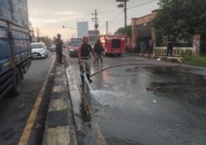 Jalan Raya Mojoagung ‘Licin Maut’, Tim Damkar Berjibaku Jinakkan Tumpahan Oli Sisa Kecelakaan