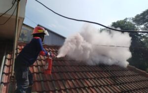 Percikan Api di Kabel Listrik Gegerkan Warga Kauman Jombang