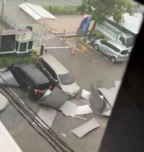 Mencekam! Puting Beliung Hantam RSUD Ploso Jombang, Panel Gedung Rontok Timpa Deretan Mobil